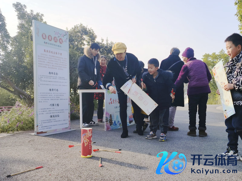 顺着景不雅步说念安宁登上丹景台城市之眼,武庙镇农特产物与扎染、漆扇、拓印、螺钿等非遗时间构成的集市区域也引得游东说念主纷繁容身,青梅煮阳安酒、大耳羊礼包、手工篆香……吃喝玩乐一应俱全,让搭客在尽情挑选购物的同期感受到了武庙的物产丰富。拍照打卡点,武庙山净水秀的当然自得,丰富的历史与文化先容诱骗了搭客容身,对武庙东说念主民修建南干渠,引水灌肥土的独力重生、战天斗地精神拍掌传颂。