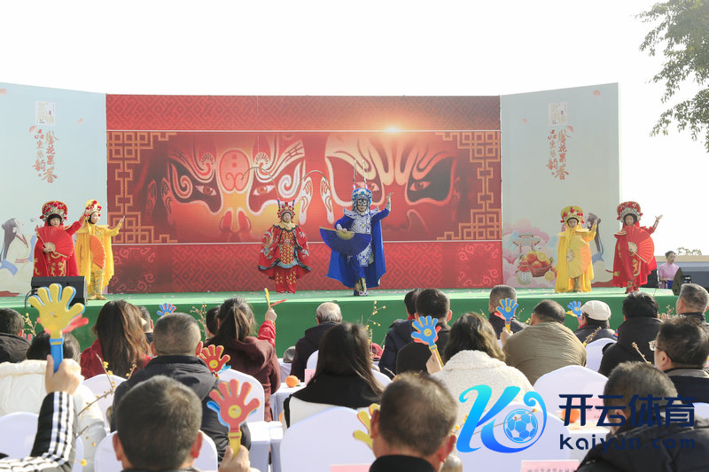 在精彩的节目中,武庙镇将招商推介使命与非遗扮演接续合,发布龙吟湾、龙吟居、龙吟里等乡村振兴文旅技俩投资推介契机清单。在不雅众们的欢声笑语中展示了武庙镇文旅交融发展产业后果,让行家对武庙异日的发展充满期待,“生态武庙·花果山乡”的柬帖必将愈加靓丽。