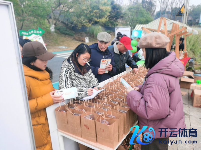 而当献艺认真运行,非遗传承更成为了此次献艺的主题。舞狮开场赢得了全场喝彩,随后川剧、太极与诗朗读、木偶剧、余家拳法、原创跳舞等精彩节目依次上演,将新年的节日憎恶推向飞扬。